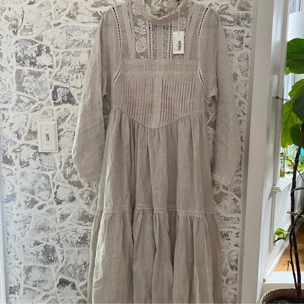 Linennaive Elegant Gray Lace-Trimmed Dress